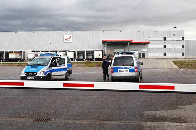 Die Polizei hat das Firmengelnde abgesperrt.  | Foto: Christoph Breithaupt