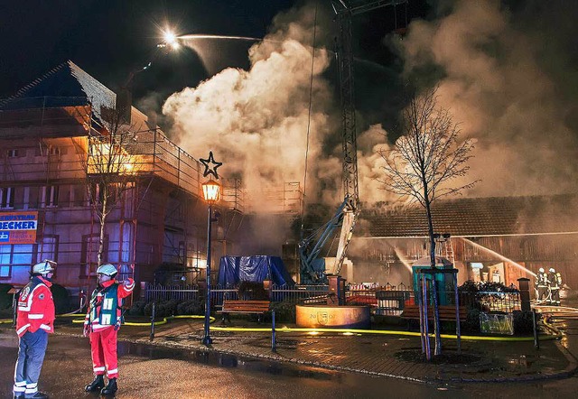 Die Feuerwehr lscht die brennende Scheune.  | Foto: Bernhard Rein