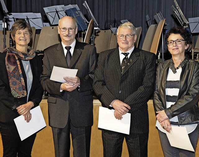 Die Ehrennadel des Landes erhielten (v...rl-Heinz Blank und Karin Hugenschmidt.  | Foto: Volker Mnch