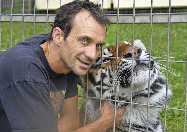 Raubtiertrainer Christian Walliser schmust gerne mit einem seiner Tiger.   | Foto: Martin Wunderle