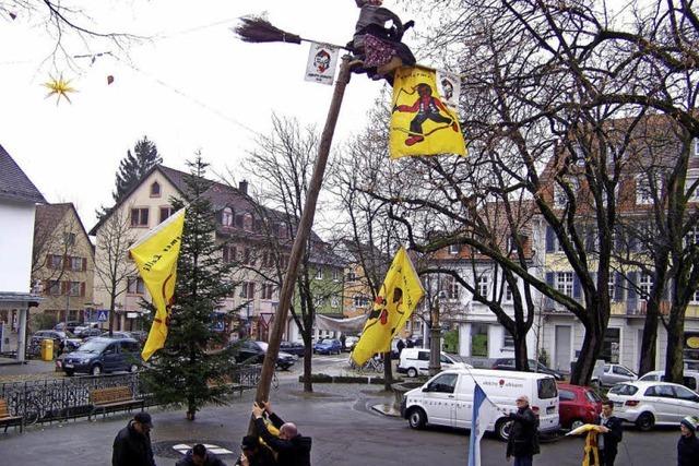 Der Narrenbaum steht bereits vor Herderns Kirche