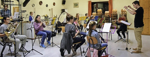 Jan Mller leitet das Nachwuchsorchest..., das sich im September formiert hat.   | Foto: Musikverein Efringen-Kirchen