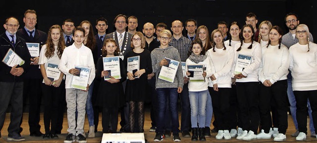 Manche der Geehrten der Gemeinde Schuttertal bekamen  mehrfach Medaillen.   | Foto: heidi fssel