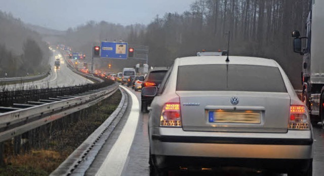 Weil sich Lkw-Fahrer nicht an die Rege... der Weg in die Schweiz morgens lang.   | Foto: Ralf H. Dorweiler