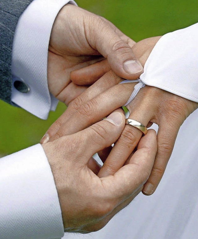 Der Ring am Finger besiegelt die Hochzeit.   | Foto: Andrea Warnecke (dpa)