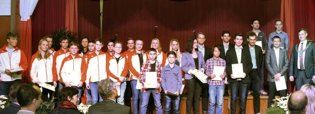 Brgermeister Oliver Rein (rechts) zei... zahlreiche  Breisacher Sportler aus.   | Foto: Christina Hohwieler