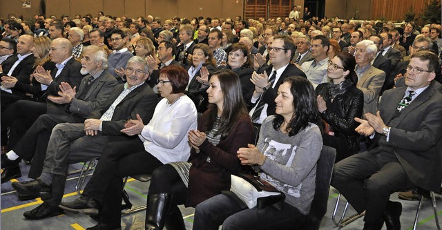 Die Gste des Empfangs in der Todtnauer Silberberghalle applaudierten krftig.   | Foto: Daniel Gramespacher