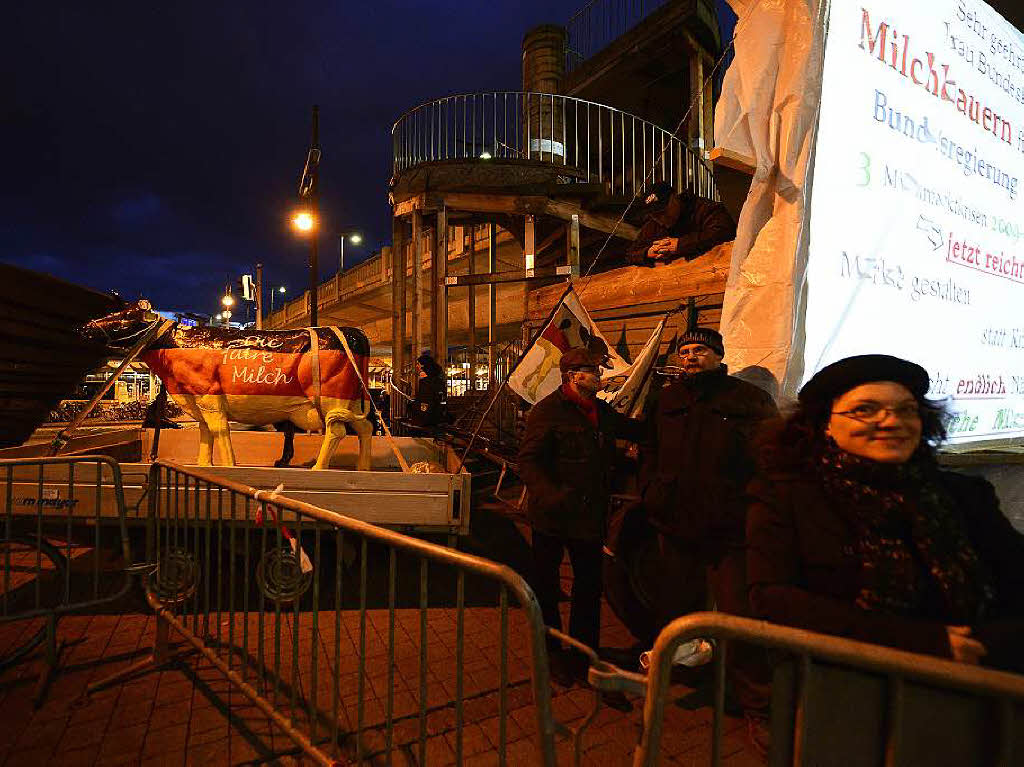 Drinnen Festrede, drauen Protest: Die Kanzlerin war eine Stunde im Konzerthaus, und wurde drinnen vom Oberbrgermeister begrt und drauen von protestierenden Milchbauern.