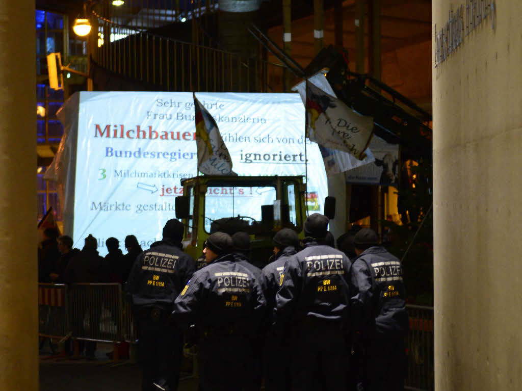 Drinnen Festrede, drauen Protest: Die Kanzlerin war eine Stunde im Konzerthaus, und wurde drinnen vom Oberbrgermeister begrt und drauen von protestierenden Milchbauern.