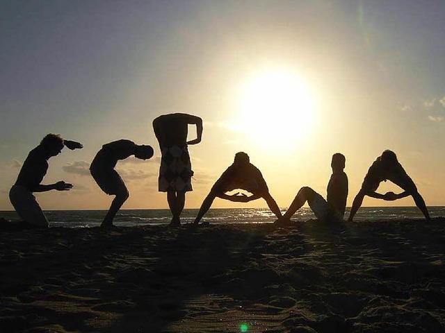 Urlaub hlt auch fit: Gymnastik in der Abendsonne an einem Strand in Spanien  | Foto: AxelWill/photocase.de