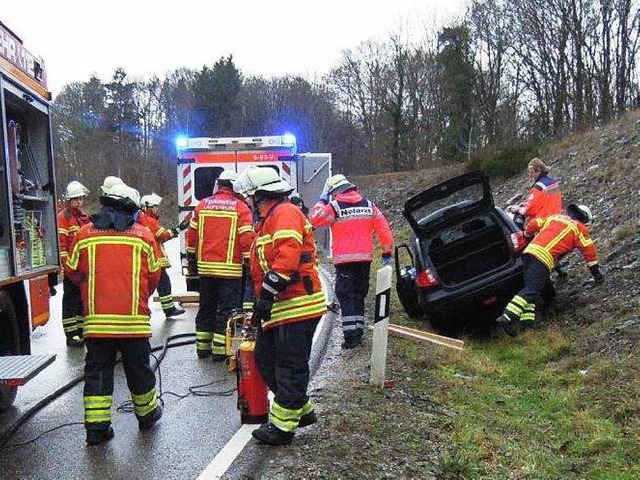 Im Straengraben landete der Hyundai einer 19-Jhrigen.  | Foto: Feuerwehr