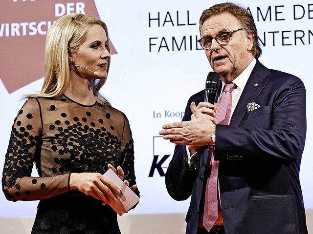 Roland Mack mit Judith Rakers bei der Preisverleihung.  | Foto: Thorsten Jochim/Europa-Park 
