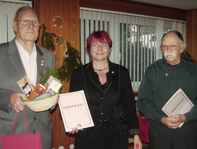 Die Naturfreunde-Vorsitzende Gabi Roll...Eisenmann fr 70 Jahre Mitgliedschaft.  | Foto: privat