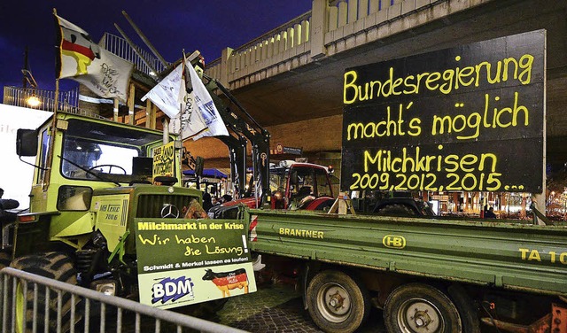 Bauern protestierten whrend des Besuc...lerin vor dem Freiburger Konzerthaus.   | Foto: Ingo Schneider/Christa Maier