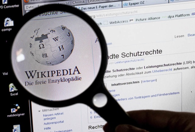 Wissen unter der Lupe: Die Wikipedia h...r Lexika rasant und radikal verndert   | Foto: Jens Bttner (dpa)