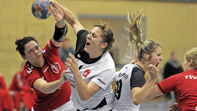 Umkmpft ist jeder Ball, wie hier bei ...ic (wei, links) und Svenja Friedlin.   | Foto: Schn