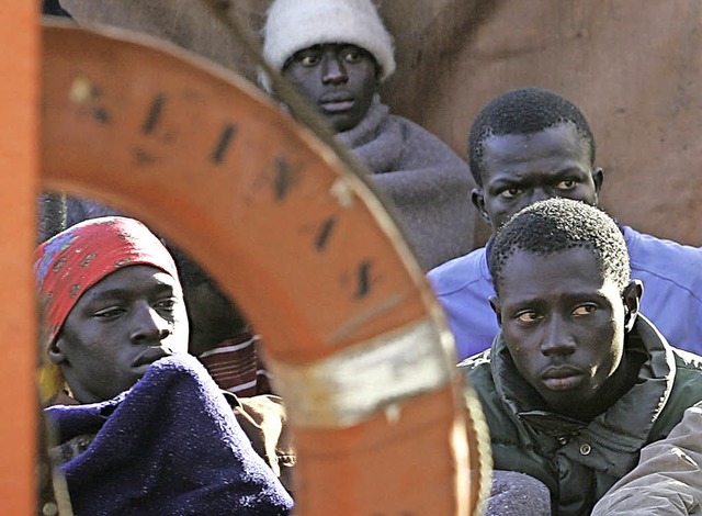 Afrikanische Flchtlinge auf einem Boot  | Foto: AFP