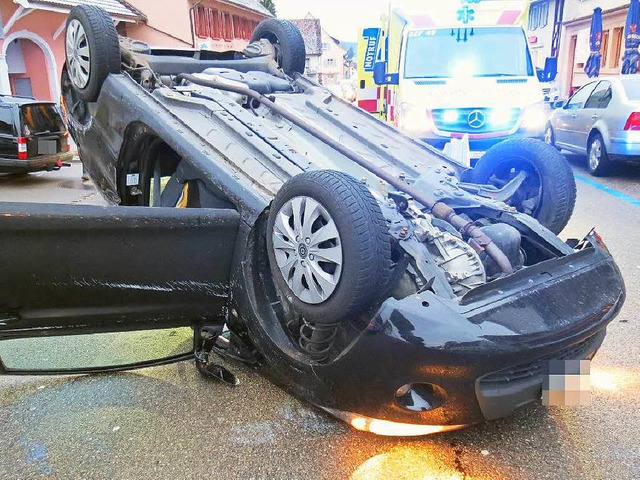 Das Auto berschlug sich bei dem Unfall.  | Foto: Polizei