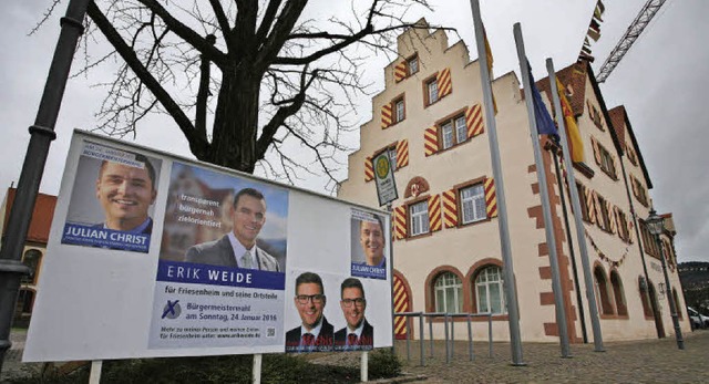 Die Kandidaten bewerben sich mit Plaka...m Rathaus, in das sie  ziehen wollen.   | Foto: B. Bernhardt