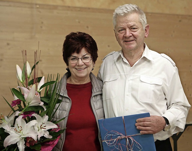 Geschenke gab es in der Versammlung fr Reinhard Haller und seine Frau Margita.   | Foto: Christoph Breithaupt