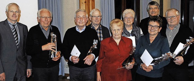 Fr ihre Treue zur WG Merdingen zeichn...er von rechts) gratulierte ebenfalls.   | Foto: Sebastian Ehret