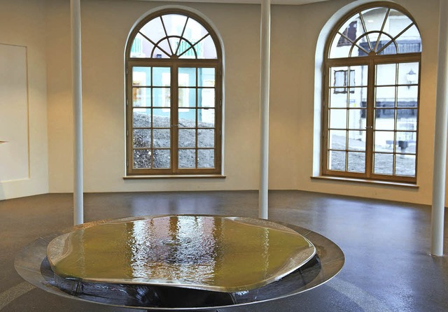Eine Quellschale aus Bronze steht im Zentrum des sanierten Inhalatoriums.   | Foto: Volker Mnch