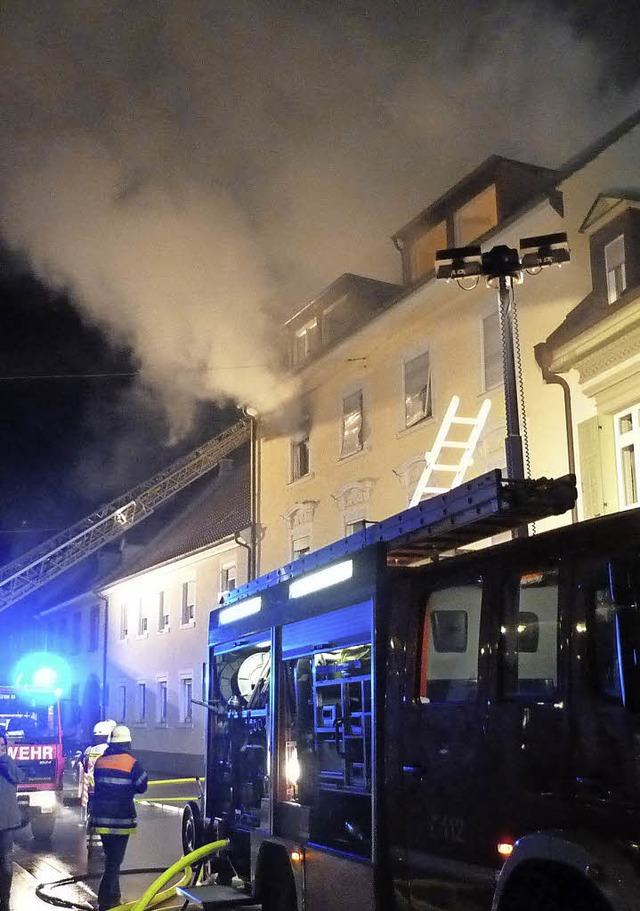 Dichter Qualm und Flammen schlugen in ... Montag aus der  Karl-Bautz-Strae 8.   | Foto: Feuerwehr