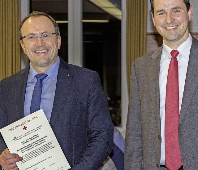 Brgermeister Tobias Gantert (rechts) ... Blutspender Christoph Wehle (25 Mal).  | Foto: Dieckmann