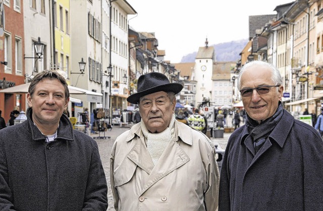 Die Fugngerzone auf  der Kaiserstra...enden Hans Studinger und Horst Seipp.   | Foto: Roland Gerard