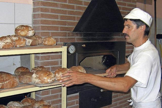 Das Brot kommt aus dem Holzofen