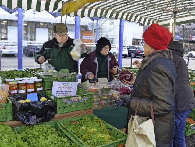 Seit 2004 gibt es den Wochenmarkt in E...d und Brunhilde Frhlin aus Hgelheim.  | Foto: Langelott