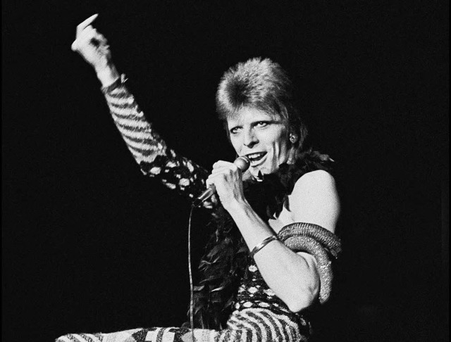 Zwischen Hippie und Barock: David Bowi...Auftritt als Ziggy Stardust in London.  | Foto: Chalkie Davies