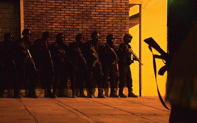 Soldaten nehmen ihre Position zur Erstrmung und Befreiung des Hotels ein.  | Foto: AFP