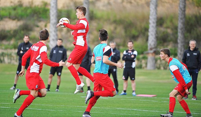 Noch ist nichts passiert: Bei dieser A...letzt sich SC-Strmer Nils Petersen...  | Foto: Achim Keller