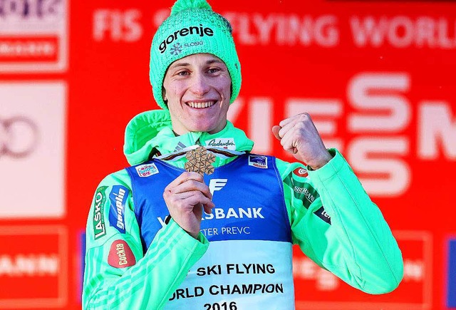 Weltcup-Spitzenreiter, Vierschanzentou... auch Skiflug-Weltmeister: Peter Prevc  | Foto: dpa