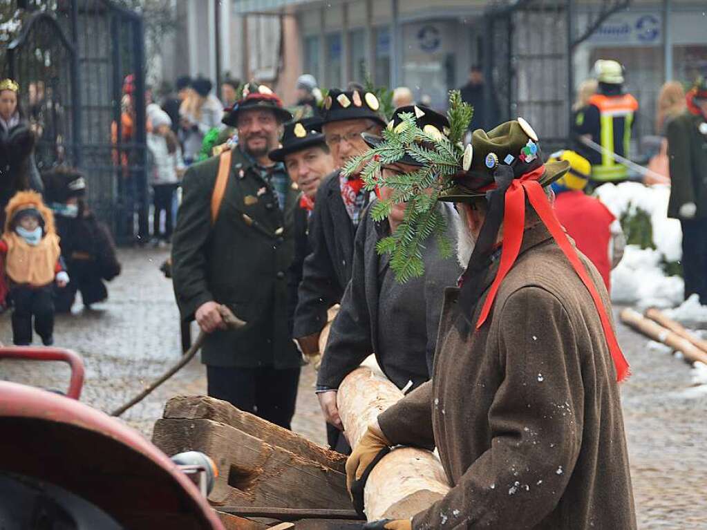 Die Chloschterhfer Wlder brachten in diesem Jahr einen besonders groen Baum zum Rathausplatz.