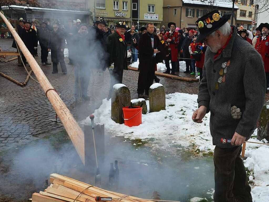 Wlder und Brgermeisterstellvertreter Paul Erhart bettigte sich beim Wehrer Narrenbaumstellen auch  als Feuerwerkmeister.