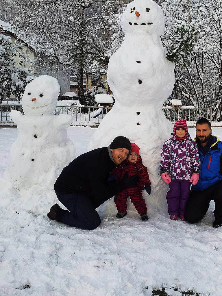 Mindestens 2,5 Meter gro ist dieser Schneemann mit Kind und den Erbauern. Das Foto schickte uns unser Leser Mathias Hornbach. Danke!