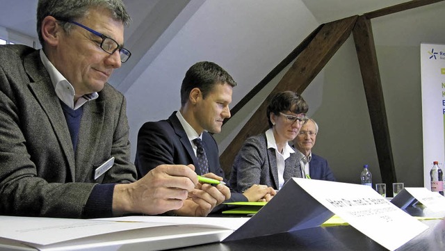 Unterzeichnen den Kooperationsvertrag ...chosomatische Rehabilitation Freiburg.  | Foto: Janina Ruth