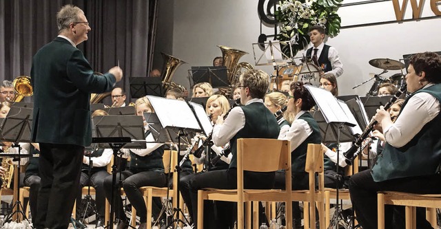 Das Weisweiler Orchester unter Leitung von Jrgen Knrr  | Foto: Ilona Hge