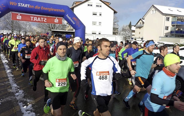 500 Luferinnen und Lufer aus der gan...trecke beim 25. Teninger Allmendlauf.   | Foto: Karlernst Lauffer