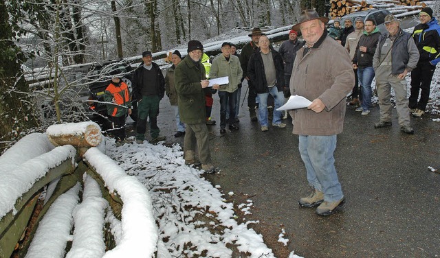 Frster Dickele und Ortsvorsteher Hfe...enten zur Holzvergabe in Tannenkirch.   | Foto: Ounas-Krusel