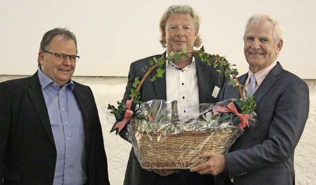 Mit  einem  Prsentkorb  dankten  der ...stredner     Werner  Troxler (rechts).  | Foto: Ingeborg Grziwa