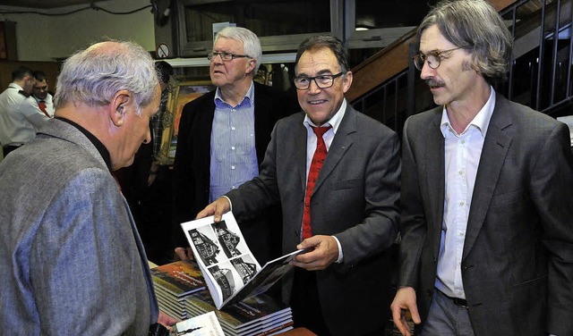 Werner Krenkel, Helmut Schfer und Tho...) bieten den Bildband zum Verkauf an.   | Foto: Wolfgang Knstle