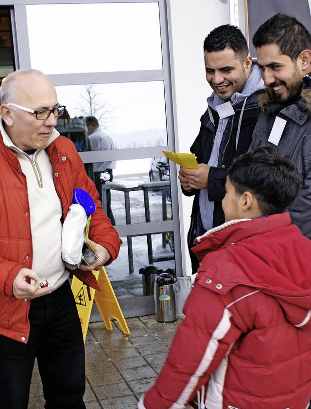 Herzlichkeit war Trumpf bei der Begegn...bewerbern mit Marktkunden in Grwihl.   | Foto: Werner Probst