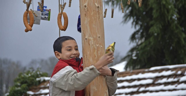 Integration am Narrenbaum: Auch Kinder...ck und Wrschtle vom Baum zu angeln.   | Foto: Hrvoje Miloslavic