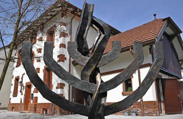 Die Riehener Gedenksttte mit der Skul...ra&#8220; des Knstlers Rick Wienecke   | Foto: Daniel Gramespacher