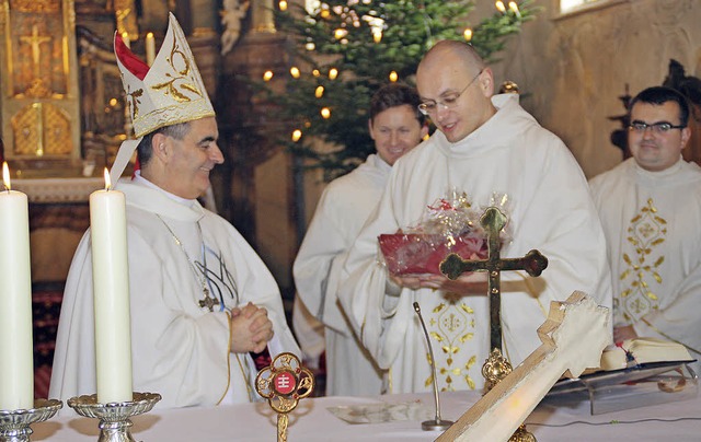 Ein Geschenk fr Hochwrden: Erzbischo...er Paul, im Hintergrund  Bruder Adam.   | Foto: Andreas Bhm