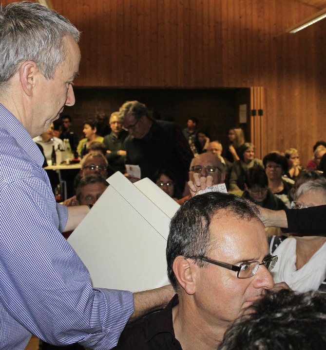 Mit der original Wahlurne des Rathause...222;Harry der Vollstrecker&#8220; ein.  | Foto: Martha Weishaar