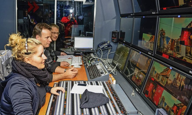 Das Team an der Schaltzentrale im -Wagen. In der Mitte Regisseur Matthias Weik.  | Foto: Olaf Michel (Bilder-Michel.de)